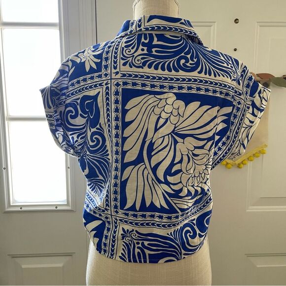 Peach Clothing White Blue Floral Cap Sleeve Cropped Collared Women's Blouse (S) - Picture 2 of 8